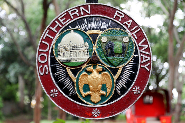 Photograph of the emblem of Southern Railways