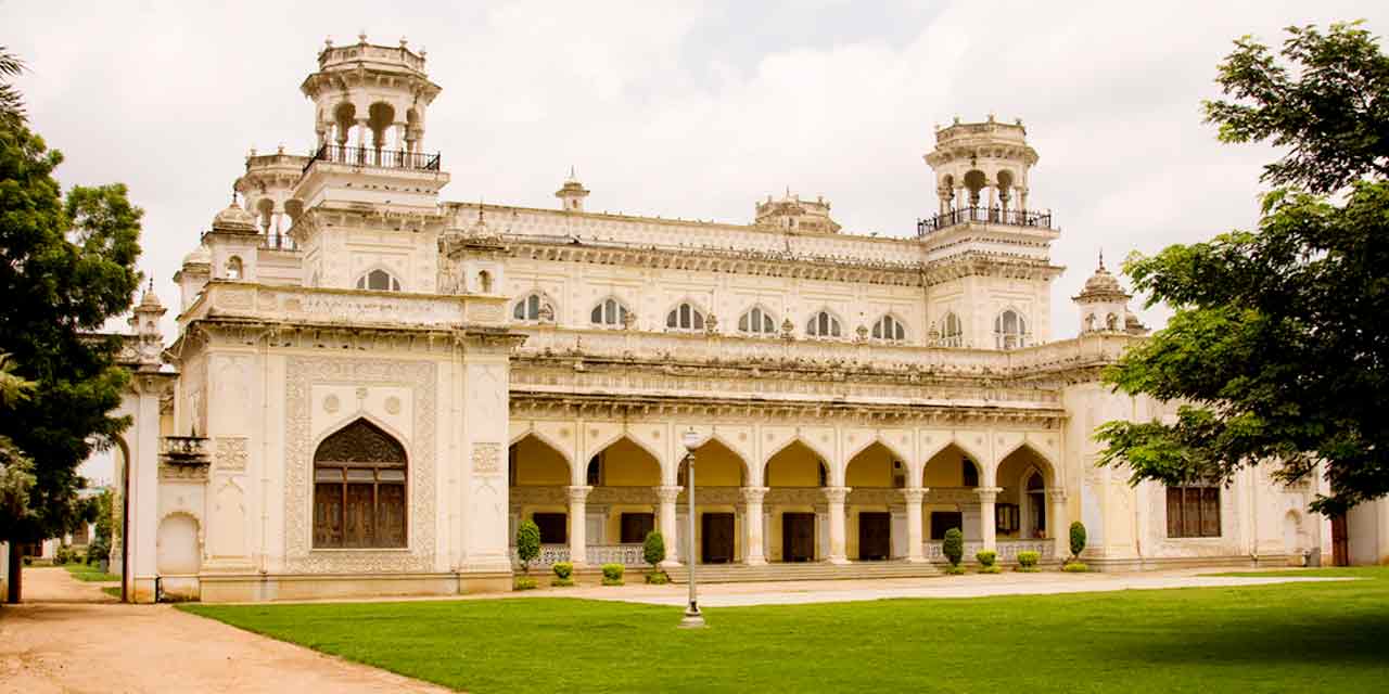 Exterior of the museum | Image Source: https://hyderabadtourpackage.in/images/places-to-visit/chowmahalla-palace-hyderabad-entryfee-timings-tour-package-header.jpg